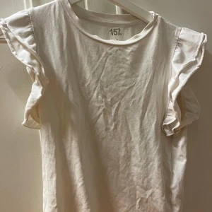 Tröja me volanger på armarna - Fin tröja jag köpte förra sommaren.jätte fin