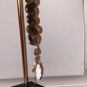 coolt armband  - Stretchigt armband med en fjäder på ( rost fri )