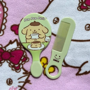 Spegel och kam  - Så söt spegel och kam med pompompurin, helt oanvänd💕