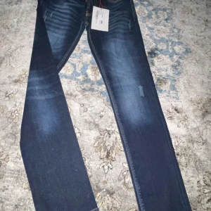 Dsquared Jeans - Jag köpte dessa jeans som inte passade mig och inte går att returna.  Size 42  Får testas om du ska hämta upp dem.