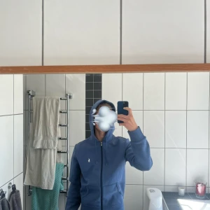 Helt ny polo Ralph Lauren zip hoodie - Säljer denna då jag gick den i födelsedagspresent men inte haft tid att returnera den. Nypris ligger på 2199 på Zalando där den är köpt, säljer för 850 så passa på! Size S, helt ny med tags på.