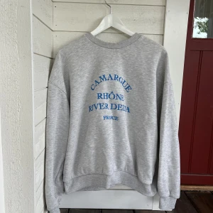 Sweatshirt  - Grå sweatshirt från Gina Tricot i storlek L. Använd ett fåtal gånger.  (Tvättar innan den skickas) 