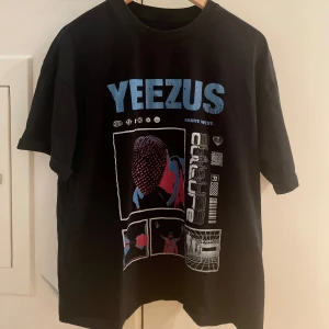 KANYE WEST TRÖJA  - Knappt använd oversized Ye tröja. Skick 9/10. Mötes upp i Gbg eller post. Köpare står alltid för frakt📬