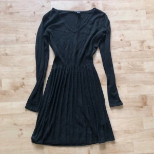 Svart klänning - En jätte fin svart klänning köpt på secondhand, kontakta gärna innan köp:)