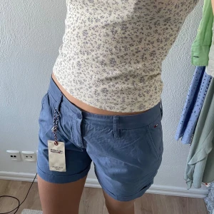 Tommy hilfiger shorts! - Helt oandvända Tommy hilfiger short med kapper kvar! Pris går att diskutera💕