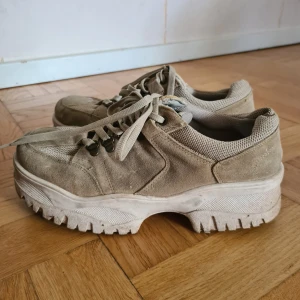 Skor - Platåskor från K.Cobler i storlek 39. Använda, fläckar/utslitning finns.