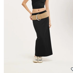 Långkjol  - Super bra skick, bara använd en gång. 