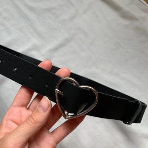 Skärp med hjärta  - Ett oanvänt skärp från Terranova i storlek xs/s.