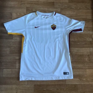 Roma 2017/2018 Bortaställ - Säljer nu min roma tröja som jag växt ur. Den är i mycket bra skick 9/10 inga defekter 👌Storleken är XL i barn men passar som Xs… Tröjan är  köpt på classic Football shirts så självklart äkta. Har ni funderingar är det bara att höra av sig! 😊