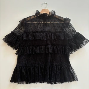 By malina blus - Svart by malina blus i storlek s, nyskick.