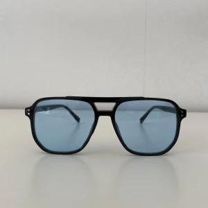 Solglasögon blåa - oanvända  - Helt nya  Inget märke   100kr