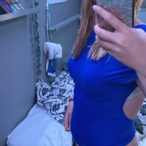 Mörkblå T-shirt med öppen rygg💘 - Super snygg mörkblå T-shirt med öppen rygg till salu då jag aldrig använder den och den sitter tajt då den är i storlek Xs.  Endast använt 2-3 gånger☺️ 