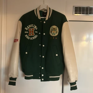 Limited edition stranger things collage jacka H&M - Storlek S(större i storleken så typ M)  Finns på öster mälarstrand i västerås  För höst / vår / sommarkväll