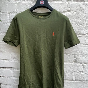  Polo Ralph Lauren t-shirt - En grön fin ralph lauren t-shirt som är i väldigt bra skick och är knappt använd, finns inga defekter alls. 