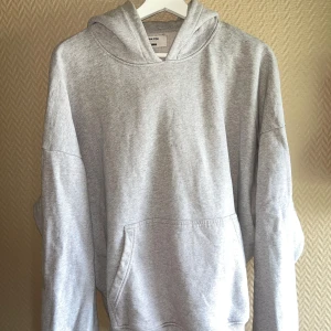 Grå Hoodie  - Fet grå hoodie med perfekt passform. Storlek M