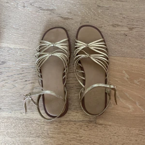 Sandaler  - Guldiga sandaler från zara i storlek 37. Fint skick 