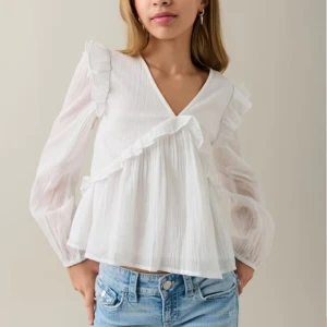 Vit blus från gina young🤍 - En vit blus från gina young. Fint skick då den används max 2 ggr. Köpt i maj typ men säljer för ike kmr till användning. Skriv priv om fler bilder. Ord. pris 259kr💕