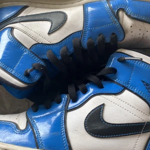 Jordan 1 signal blue - Riktigt bra skick, boxen finns kvar. Kontakta om du undrar något.