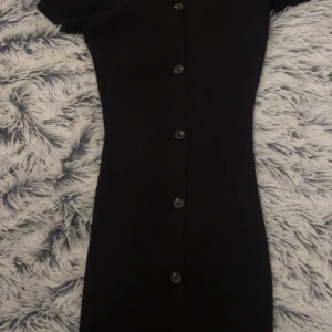 Klänning - Klänningen ser väldigt tajt ut på bild men den är väldigt Stretchig