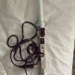 Locktång - Säljer min locktång då den inte kommer till användning. Använt en gång då denna ger mindre lockar och jag föredrar större💓