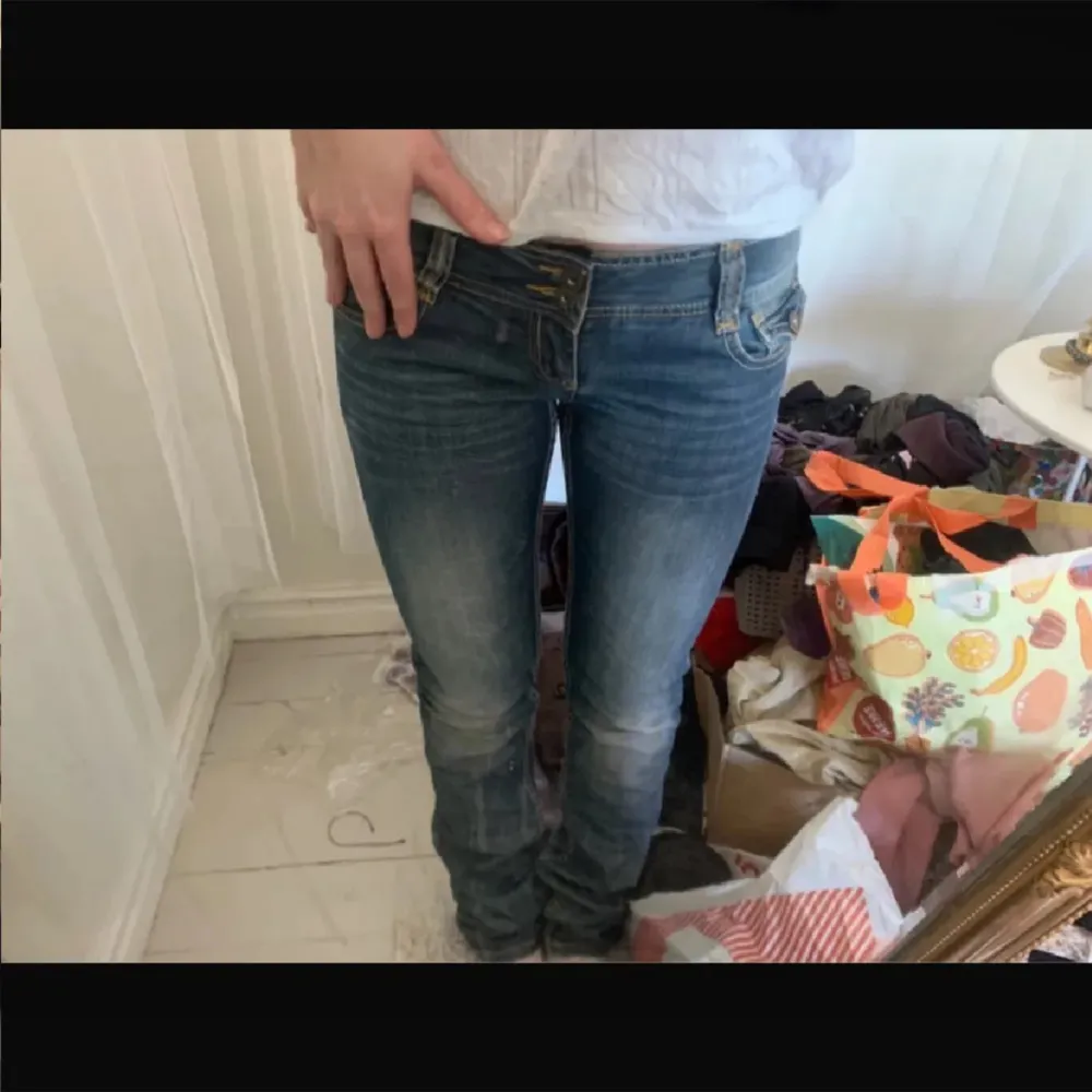 Säljer jätte fina jeans som e köpta här på Plick men som tyvärr var för långa💗. Jeans & Byxor.