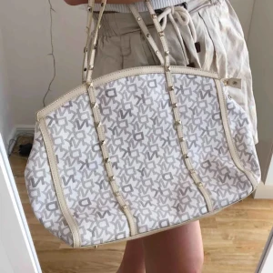 DKNY väska  - DKNY väska, perfekt som skolväska, väldigt bra skick, nästan helt oanvänd!