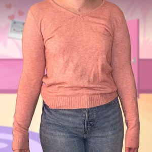 Rosa tröja/sweatshirt  - Mysig tröja nu till vintern, passar ens röda kinder i kylan. ❄️ Jag på bilden har S i storlek. Bra skick.