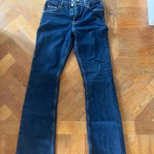 Säljer dessa supersnygga jeans från Gina Tricot då de är för små för mig, använt fåtal gånger och inga defekter☀️nypris över 350 kr