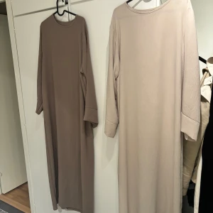 Jazz premium abaya  - Helt nya! Storlek One size, längden är 147 cm Material Jazz, väldigt luftig och andas bra . Priset för både är 640