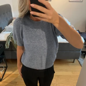 Blus - Stickad blus från vero moda i fin färg!