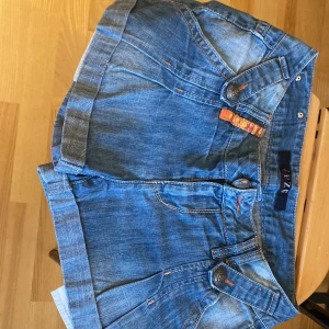 Jean shorts  - Y2k trendiga shorts med jätte fina detaljer är inte säker på storleken men funkar bra för någon som har mellan 36 och 38