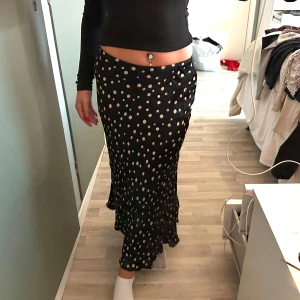 Prickig svart Långkjol  - Aldrig använd