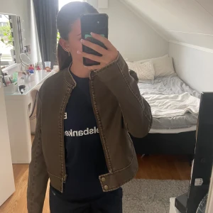 Grön/grå skinnjacka - En helt ny skinnjacka aldrig använd vilket gör att den är i helt nytt skick. Pris kan diskuteras men originalproduktioner var ca 600kr