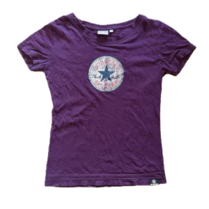 converse tröja - lila tröja med converse loggan, kommer tyvärr inte till användning❤️ skriv om du har frågor🫶