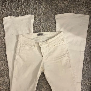 Vita low waist jeans - Säljer dessa low waist jeans från hunkydory i storlek 26.