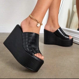 Klackar - Klackskor, använda 1 gång! Supersköna men kommer ej till användning, pris kan diskuteras vid snabb affär💖