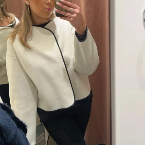 Höstjacka  - (Lånade bilder) Säljer den här jättefina kappan från Gina Tricot som är perfekt nu till hösten😍 Köpt här på plick men jag själv har endast använt några få gånger. Den Skulle säga att den passar S/M. Skriv privat så skickar jag egna bilder!💓