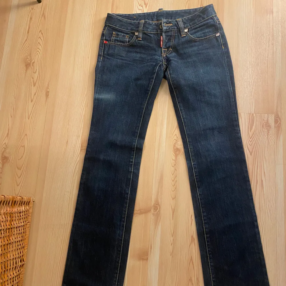 Lågmidjade jeans från Dsquared. Innerbenslängden är ca 83 cm  Midjan ca 80cm(runt)  Jag har 32 och 34 i jeansstorlek. Jeans & Byxor.