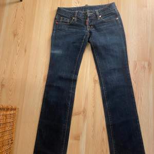 Lågmidjade jeans från Dsquared. Innerbenslängden är ca 83 cm  Midjan ca 80cm(runt)  Jag har 32 och 34 i jeansstorlek