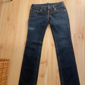 Vintage jeans  - Lågmidjade jeans från Dsquared. Innerbenslängden är ca 83 cm  Midjan ca 80cm(runt)  Jag har 32 och 34 i jeansstorlek