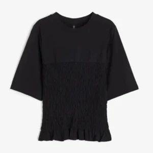 Smockad Topp - Säljer min svarta populära smockade topp från HM, helt slutsålt. Storlek xxs men passar även xs/s då materialet är stretchigt. 💕