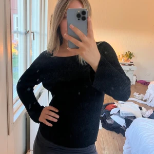 Långärmad tröja - Snygg stickad långärmad tröja med lätt utsvängda ärmar och båtringad urringning. Hör av er vid frågor!