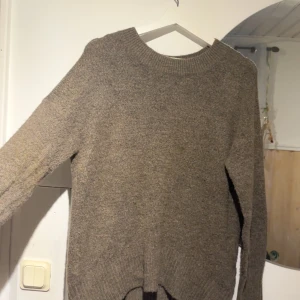 Stickad tröja - Brun/grå stickad tröja från only i storlek S, aldrig använd