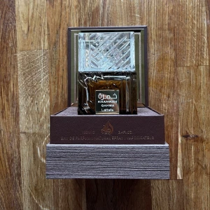 Lattafa Khamra Qahwa - En attraherande parfym för män. Med blandningen i parfymen är den oemotståndlig och unik. Varmt kryddig och söt. 95% kvar. Priset är ej fast 😁 Hör av dig!