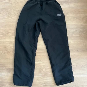 Reebok träningsbyxor - Säljer ett par svarta träningsbyxor från Reebok i storlek S.