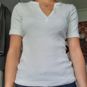 Vit t-shirt - Fin och sval t-shirt från esprit. Köpt i affär och har endast användits en gång. Skriv gärna vid funderingar.