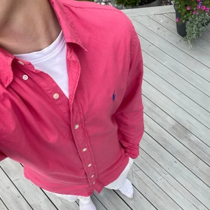 Ralph lauren skjorta - Tjena!  Säljer min röd/rosa Ralph lauren skjorta för bra pris.🤩 Skick 7/10