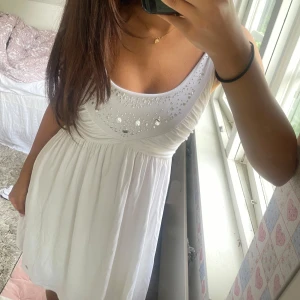 Vit klänning - Vit vintage klänning storlek S från rich bit*h