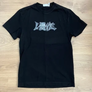 Weekday T-shirt - Säljer en t-shirt från Weekday