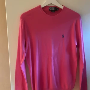 Tröja Ralph Lauren - Riktigt najs stickad tröja från Ralph Lauren i 100% Pima Cotton. Skicket är galant då den inte använts mer än 3 ggr. Storleken är S och slim fit. Nypris 1499:-